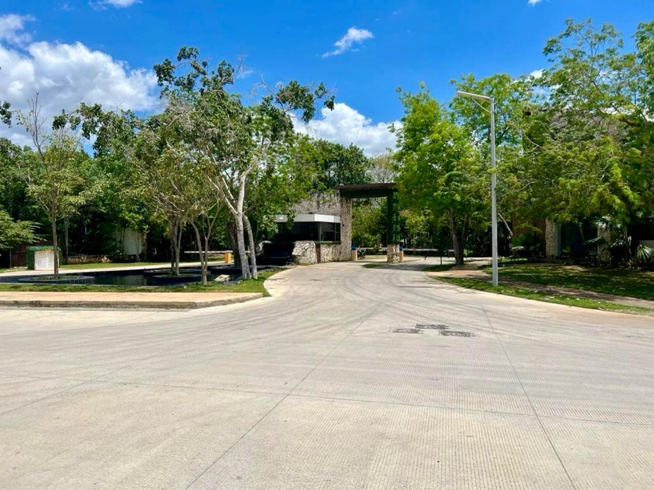 Terreno comercial en venta en Avenida Huayacán foto 1