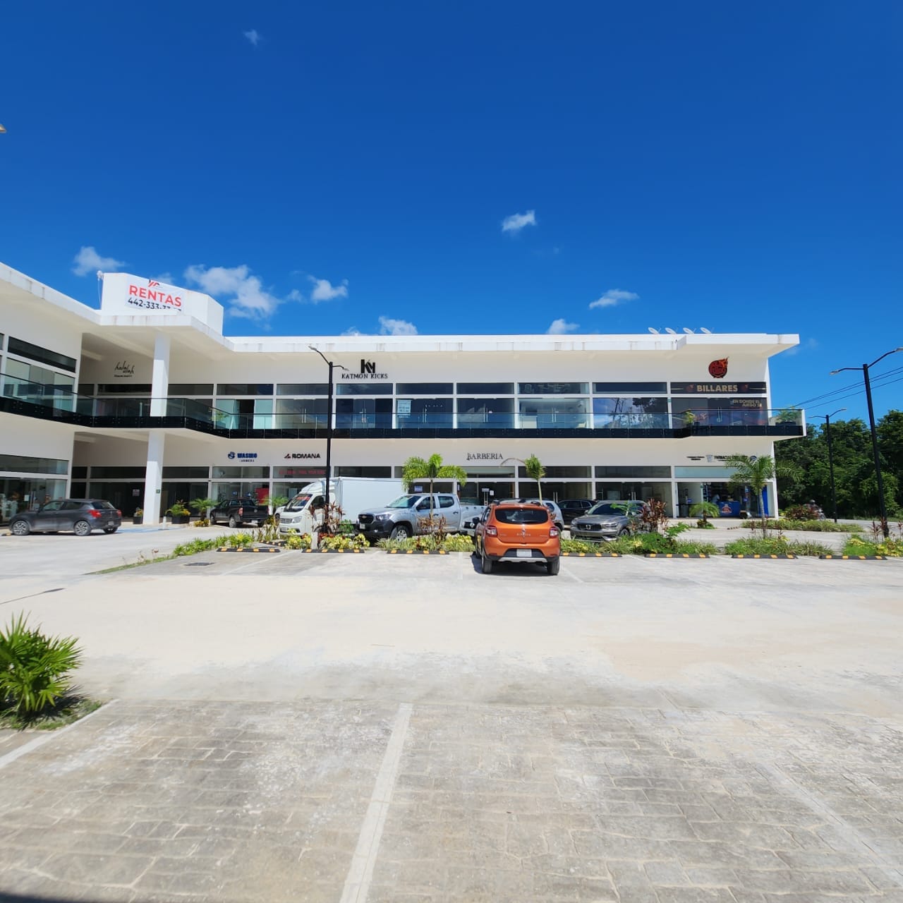 Local comercial en renta en Prolongación La Luna, Plaza Bulam foto 1
