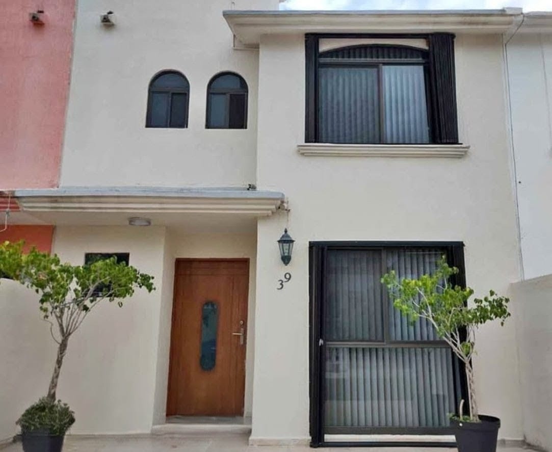Casa en venta en Porto Alegre (entre Av. Las Torres y Kabah) foto 1