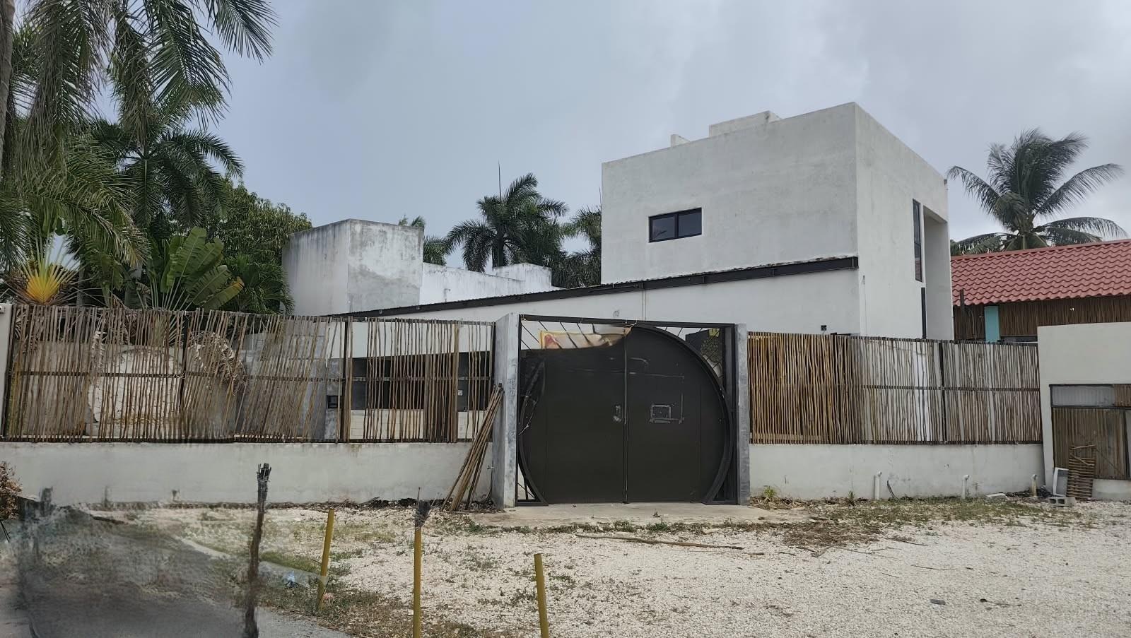 Local en renta en Avenida Huayacán foto 1