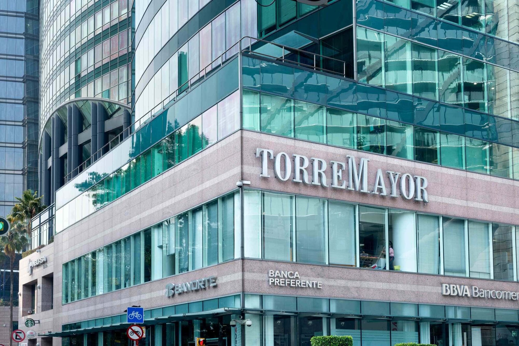 Comercial en renta, en Cuauhtémoc, Ciudad de México, 2 baños — Oficinas Privadas Premium en Renta ·Torre Mayor, Amueblada hasta para 7 Personas (foto 2)