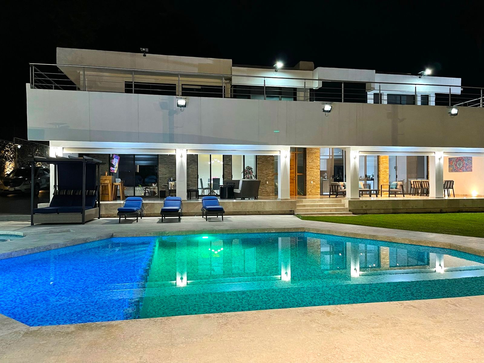 Casa en venta, en Cuernavaca, Morelos, 7 recámaras, 7 baños — Casa en Venta en Cuernavaca - 7 Rec, Alberca, Jardín - T: 1,700m2, C. 960 m2 !
