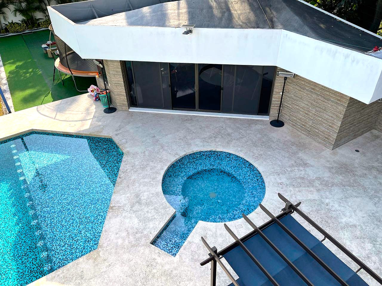 Casa en venta, en Cuernavaca, Morelos, 7 recámaras, 7 baños — Casa en Venta en Cuernavaca - 7 Rec, Alberca, Jardín - T: 1,700m2, C. 960 m2 ! (foto 4)