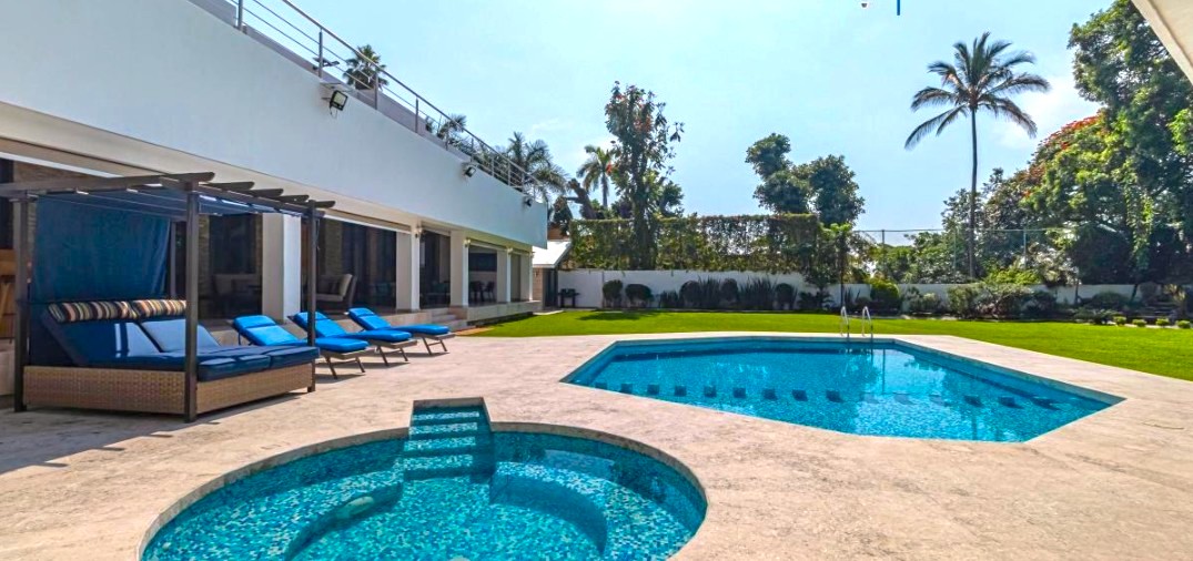 Casa en venta, en Cuernavaca, Morelos, 7 recámaras, 7 baños — Casa en Venta en Cuernavaca - 7 Rec, Alberca, Jardín - T: 1,700m2, C. 960 m2 ! (foto 3)