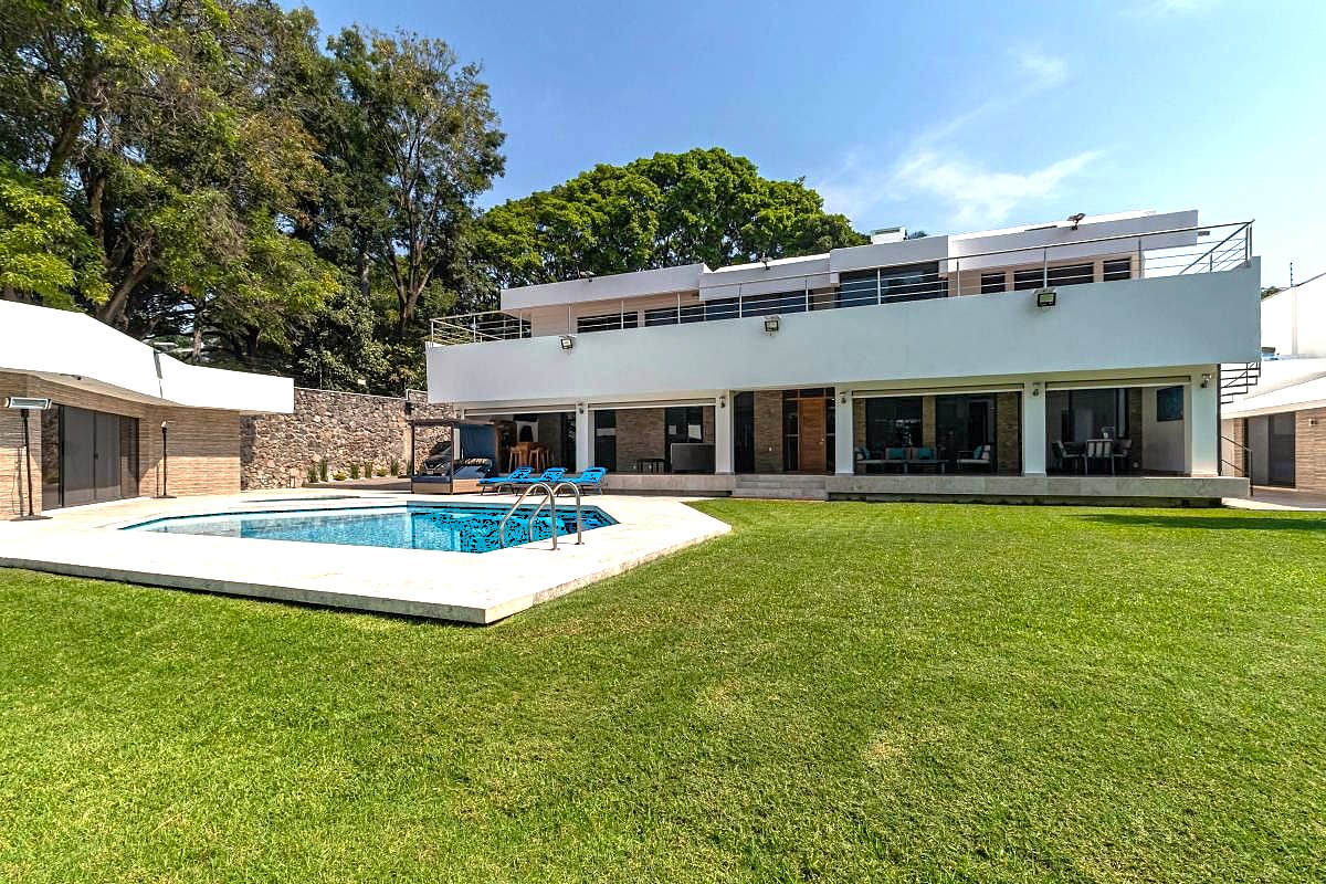 Casa en venta, en Cuernavaca, Morelos, 7 recámaras, 7 baños — Casa en Venta en Cuernavaca - 7 Rec, Alberca, Jardín - T: 1,700m2, C. 960 m2 ! (foto 2)