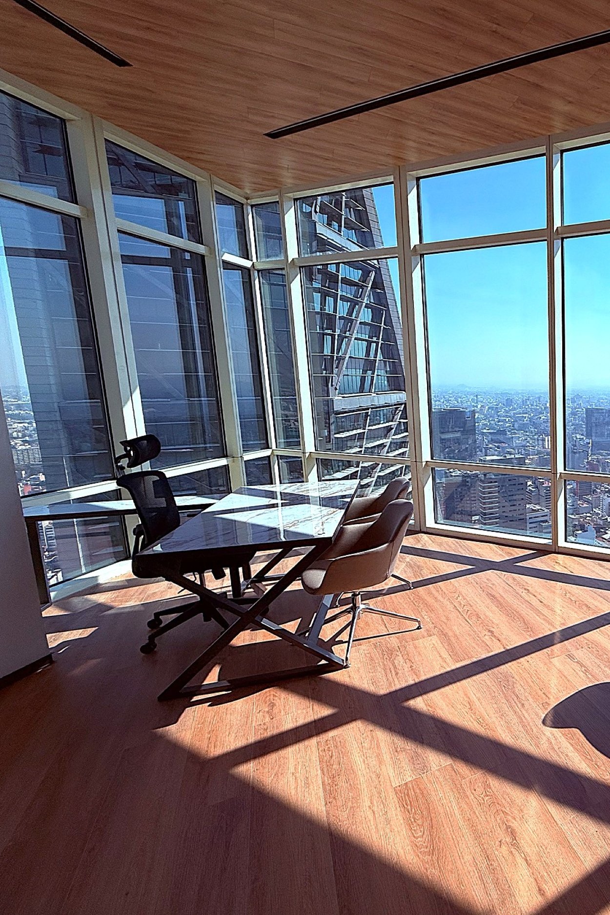 Comercial en renta, en Cuauhtémoc, Ciudad de México, 2 baños — Oficina en Renta – Torre Mayor CDMX, capacidad hasta 11 personas ! (foto 2)