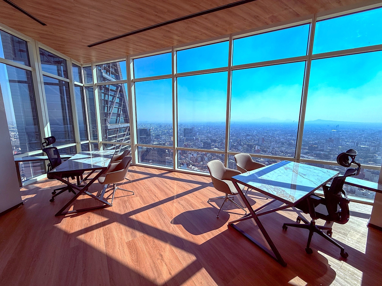Comercial en renta, en Cuauhtémoc, Ciudad de México, 2 baños — Oficina en Renta – Torre Mayor CDMX, capacidad hasta 11 personas ! (foto 3)