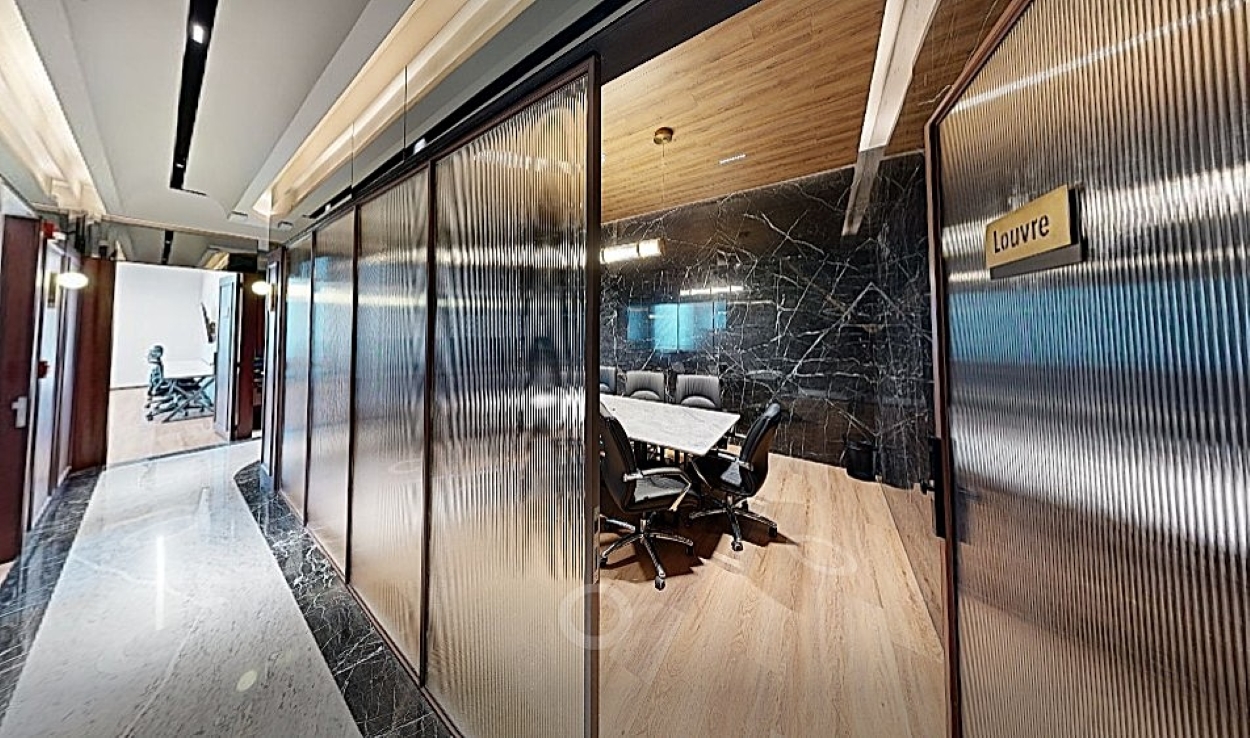 Comercial en renta, en Cuauhtémoc, Ciudad de México, 2 baños — Oficina en Renta – Torre Mayor CDMX, capacidad hasta 11 personas ! (foto 4)