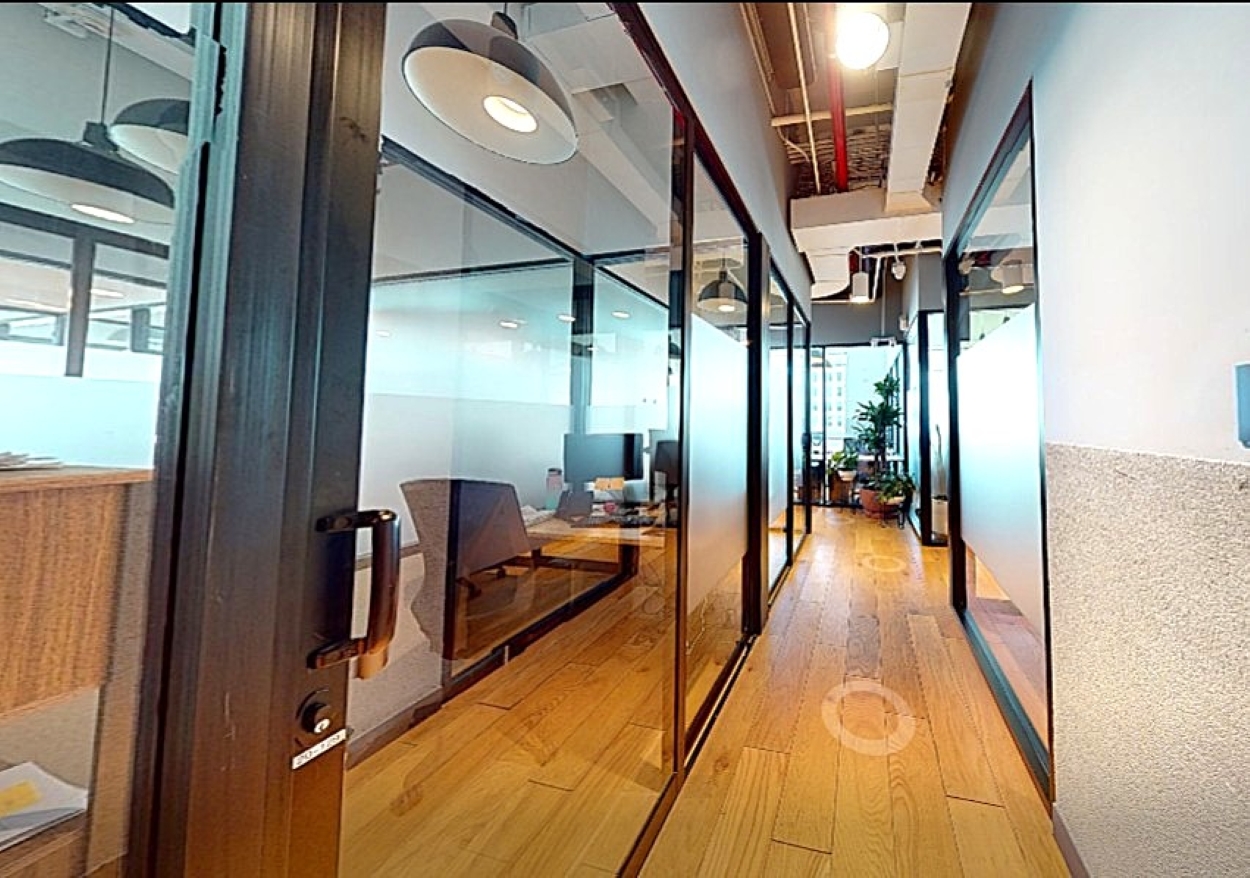 Comercial en renta, en Cuajimalpa, Ciudad de México, 2 baños — Oficina en Renta en Arcos Bosques CDMX - 100 m2 hasta para 30 Personas ! (foto 2)