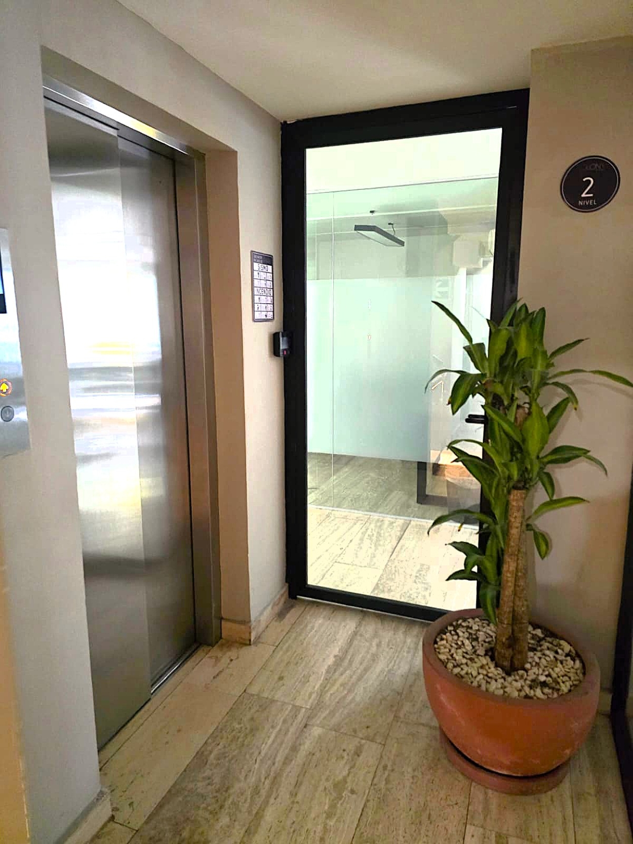 Comercial en renta, en Miguel Hidalgo, Ciudad de México, 2 baños — Oficina en Renta – 150 m², Amueblada y Elegante en Campos Elíseos, Polanco, CDMX (foto 2)