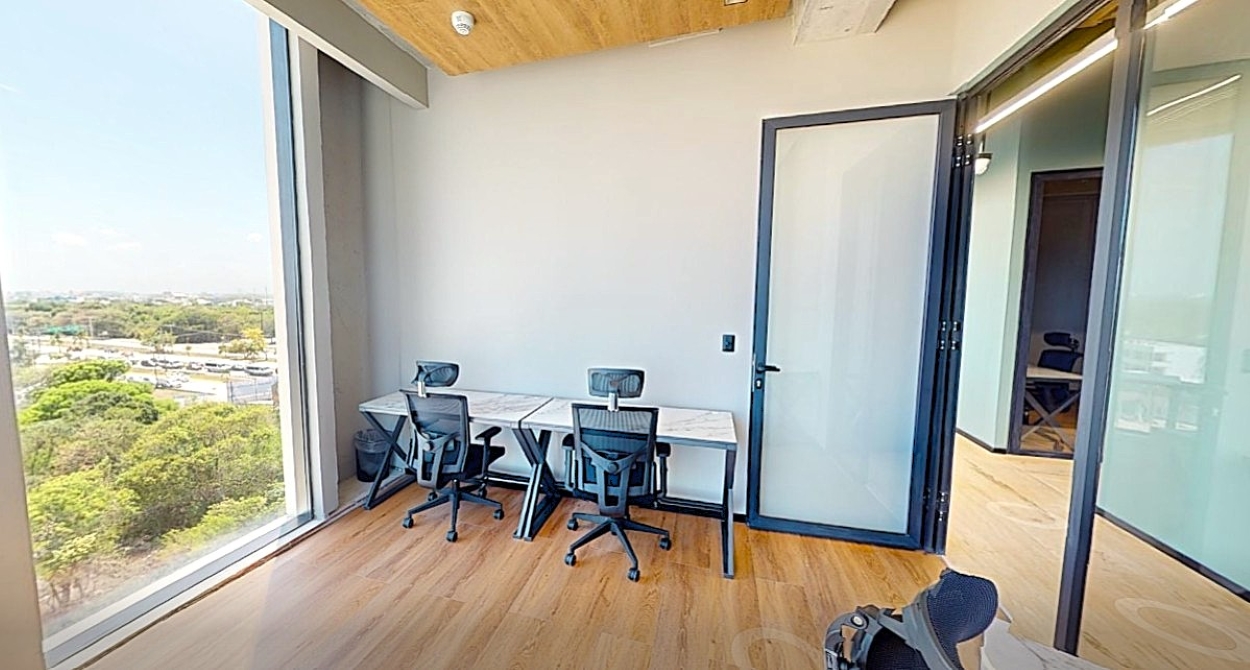 Comercial en renta, en Cancún, Quintana Roo, 2 baños — Oficina en Renta en Cancún Amueblada - hasta para 5 Personas ! (foto 3)