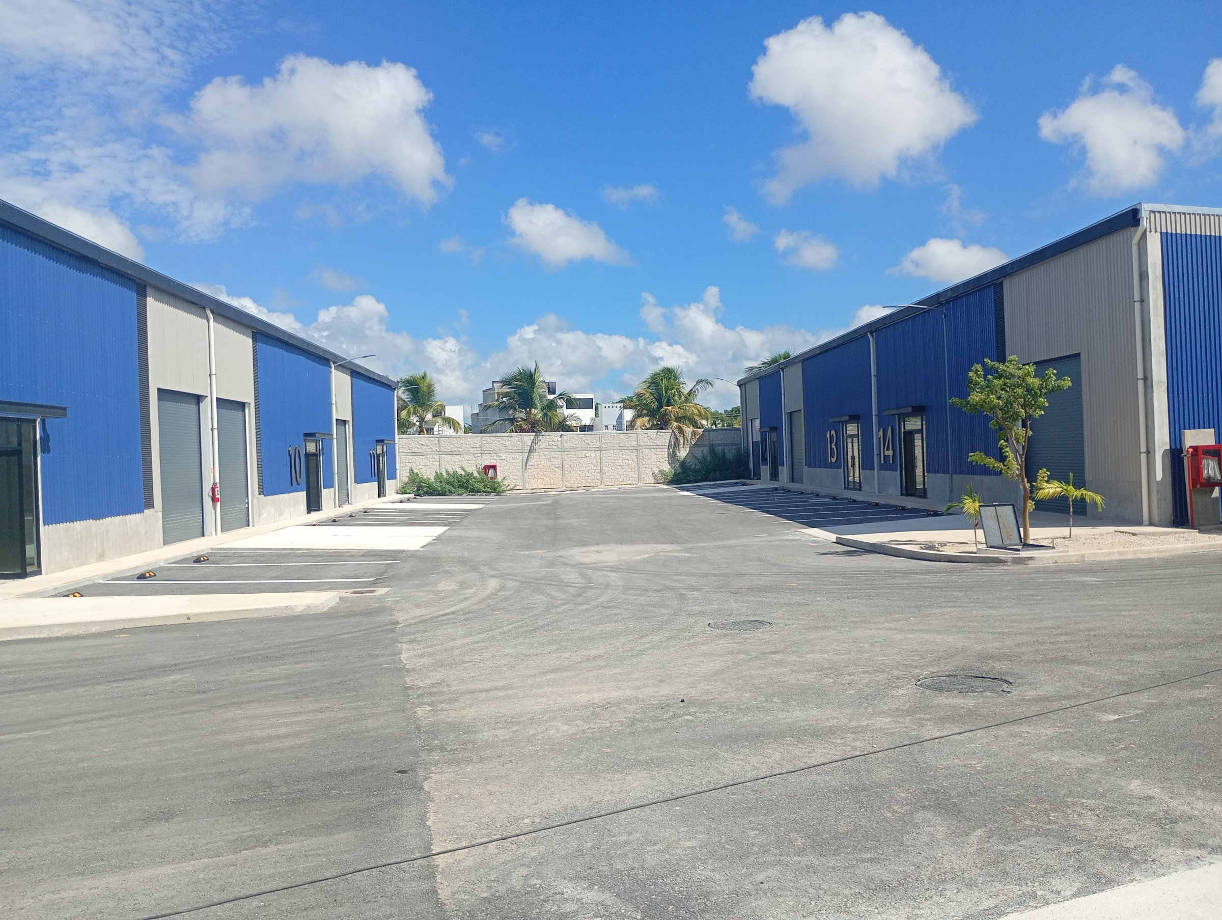 Comercial en venta, en Cancún, Quintana Roo — Bodega en venta en Cancún (foto 2)