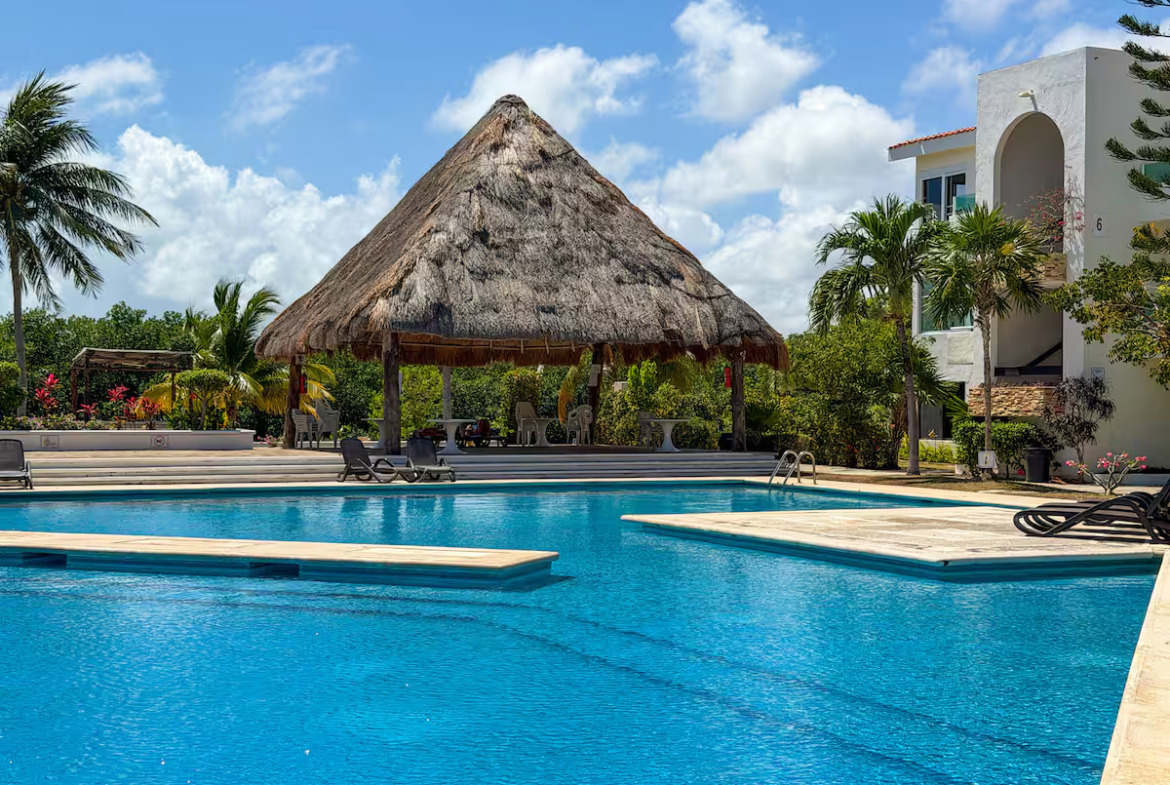 Departamento en venta, en Cancún, Quintana Roo, 3 recámaras, 2 baños — Departamento en Venta en Condominios Playa Linda, Cancún, 3 Rec
