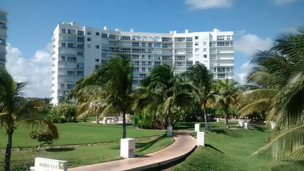 Departamento en venta, en Cancún, Quintana Roo, 2 recámaras, 2 baños — Departamento de Lujo Frente al Mar en Venta en Amara Cancún | 149 m² (foto 2)