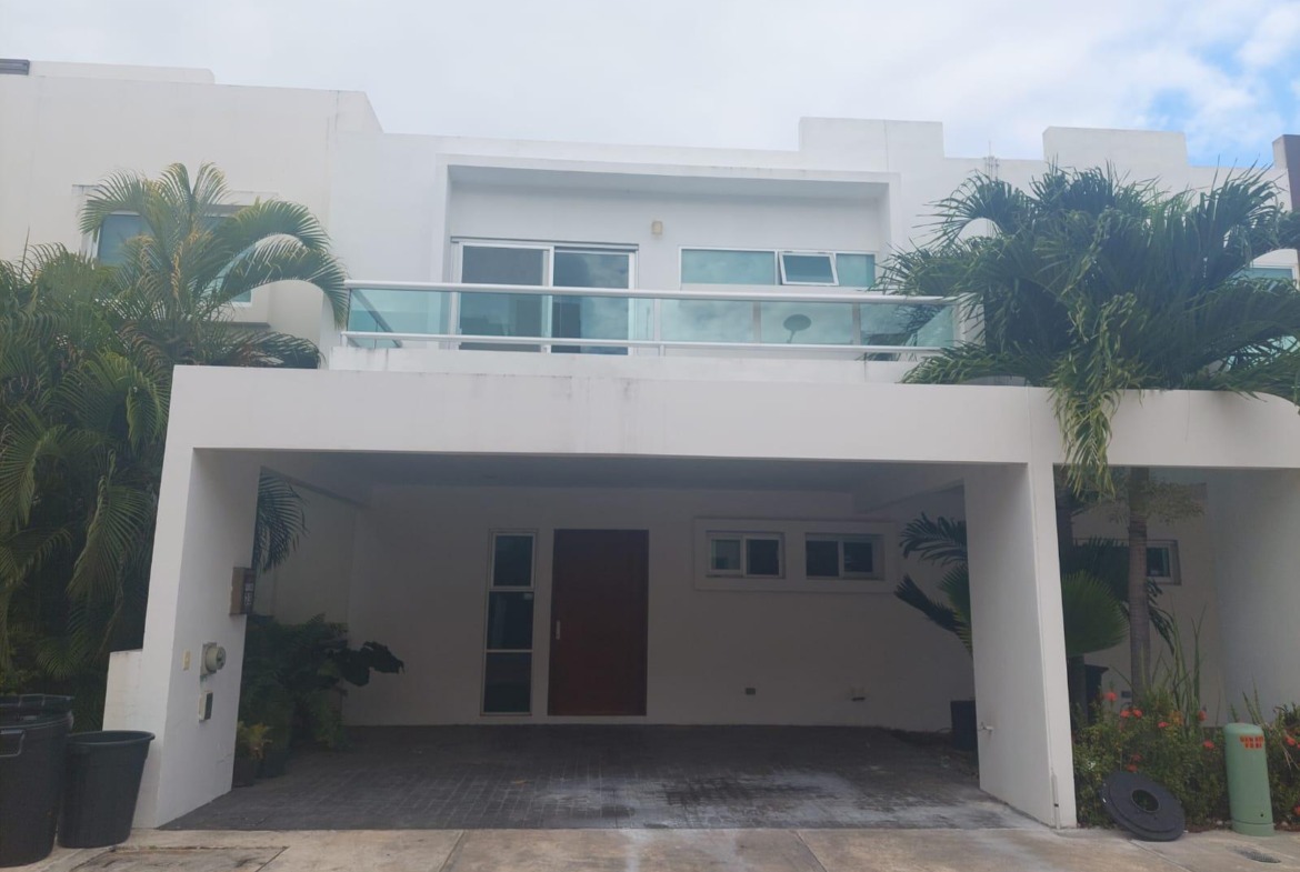 Casa en renta, en Cancún, Quintana Roo, 3 recámaras, 2 baños — Casa en Renta en Residencial Arbolada, Cancún