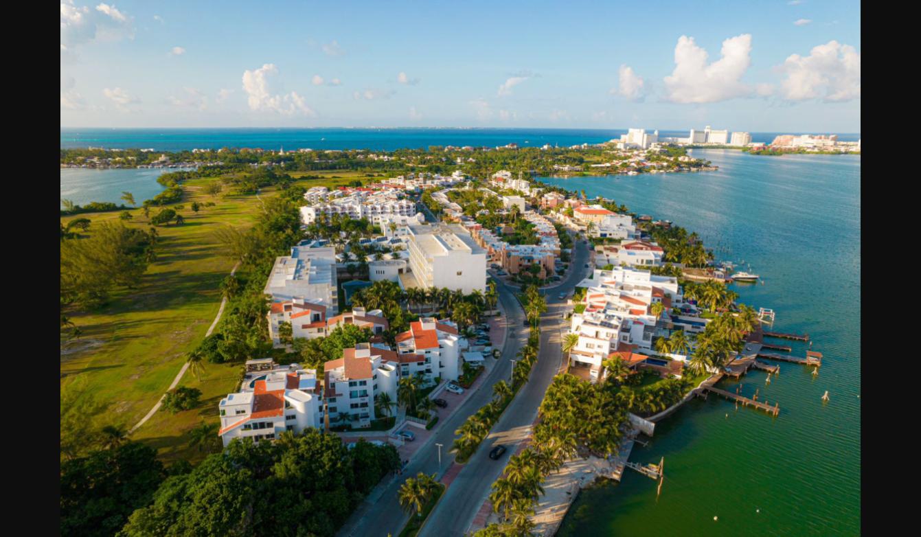 Comercial en venta, en Cancún, Quintana Roo — Gaviotas Hotel & Suites en Venta, Zona Hotelera Cancún