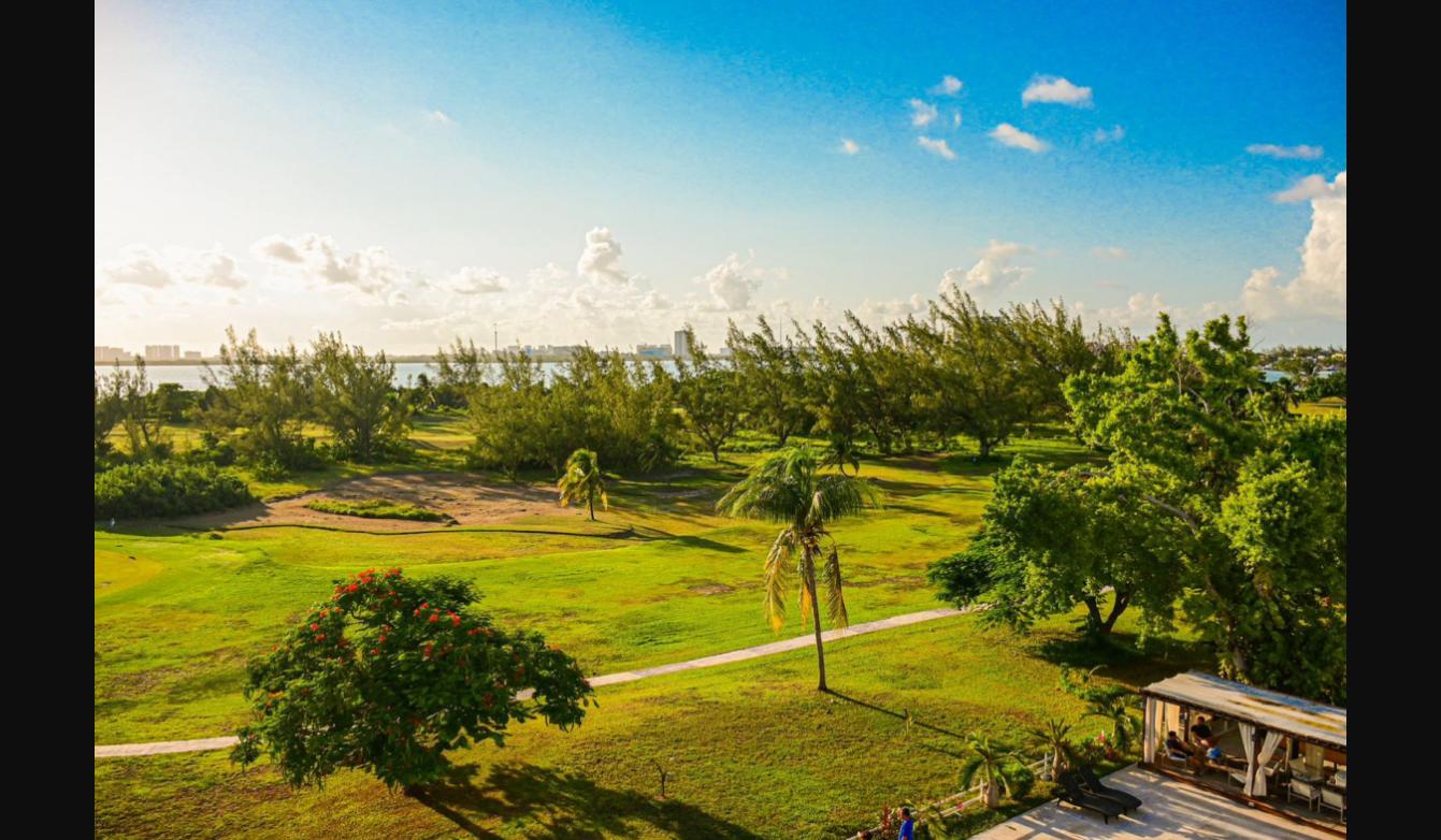 Comercial en venta, en Cancún, Quintana Roo — Gaviotas Hotel & Suites en Venta, Zona Hotelera Cancún (foto 2)