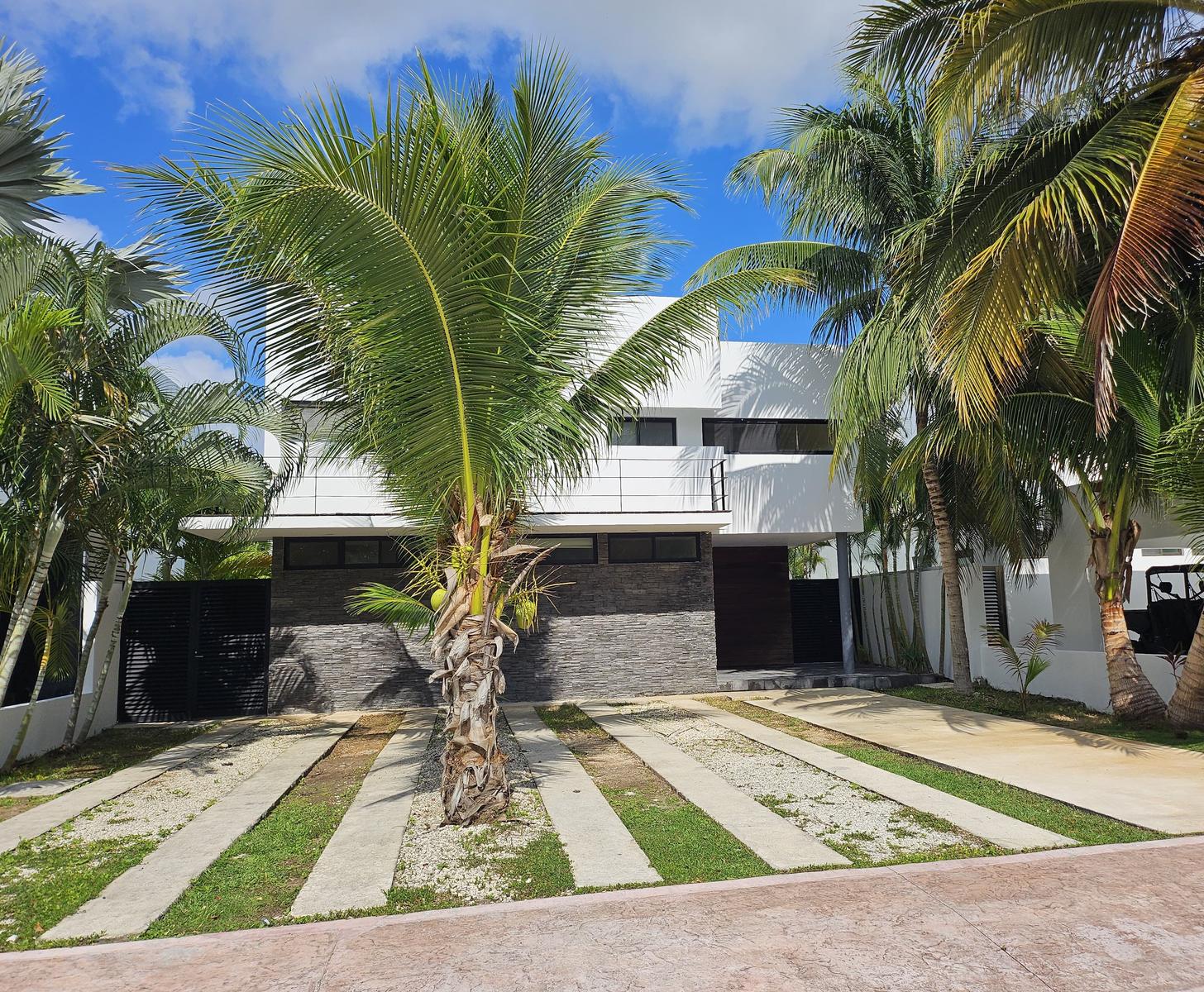 Casa en venta, en Cancún, Quintana Roo, 3 recámaras, 4 baños — Casa en Venta en Lagos del Sol Cancún – Precio de Oportunidad
