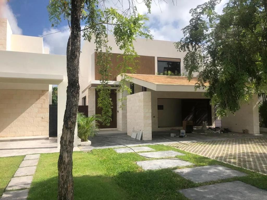 Casa en venta, en Cancún, Quintana Roo, 4 recámaras, 4 baños — Casa Nueva de Lujo en Venta en Lagos del Sol Cancún