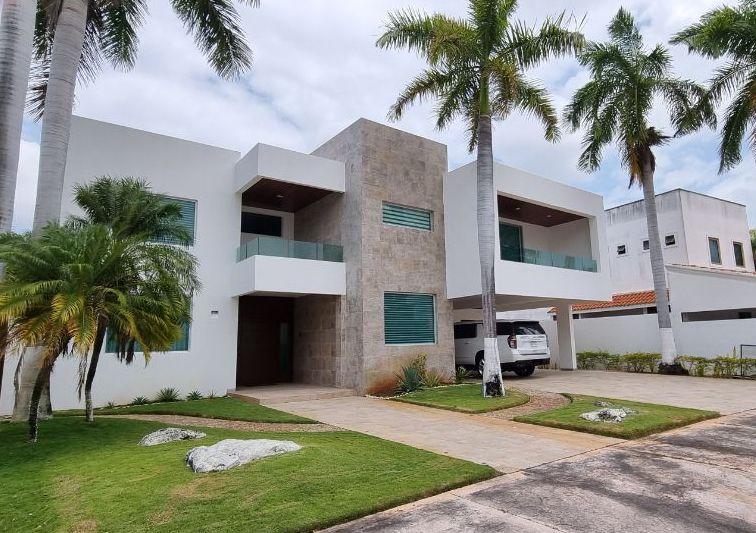 Casa en venta, en Cancún, Quintana Roo, 5 recámaras, 4 baños — Amplia Residencia en Venta en Lagos del Sol Cancún