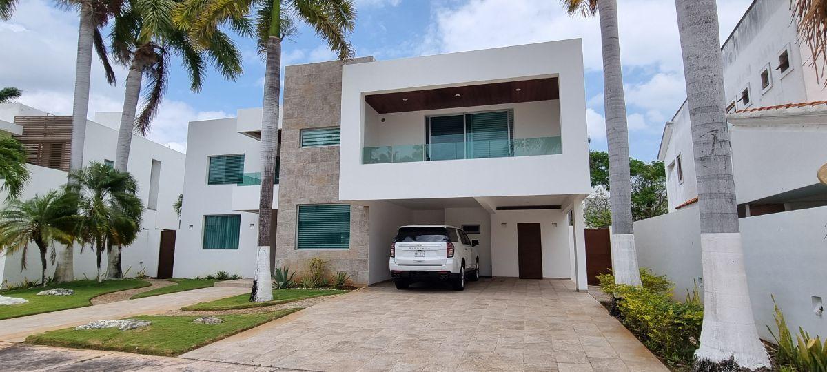 Casa en venta, en Cancún, Quintana Roo, 5 recámaras, 4 baños — Amplia Residencia en Venta en Lagos del Sol Cancún (foto 2)