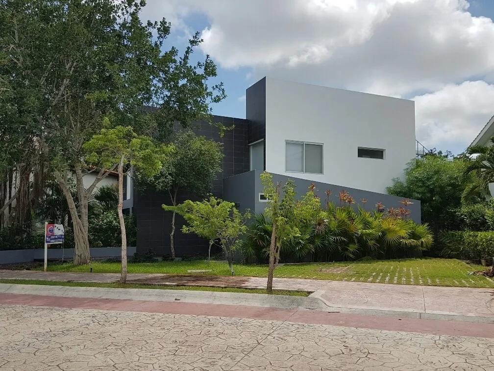 Casa en venta, en Cancún, Quintana Roo, 5 recámaras, 5 baños — Casa en Venta en Lagos del Sol Cancún con Alberca (foto 2)