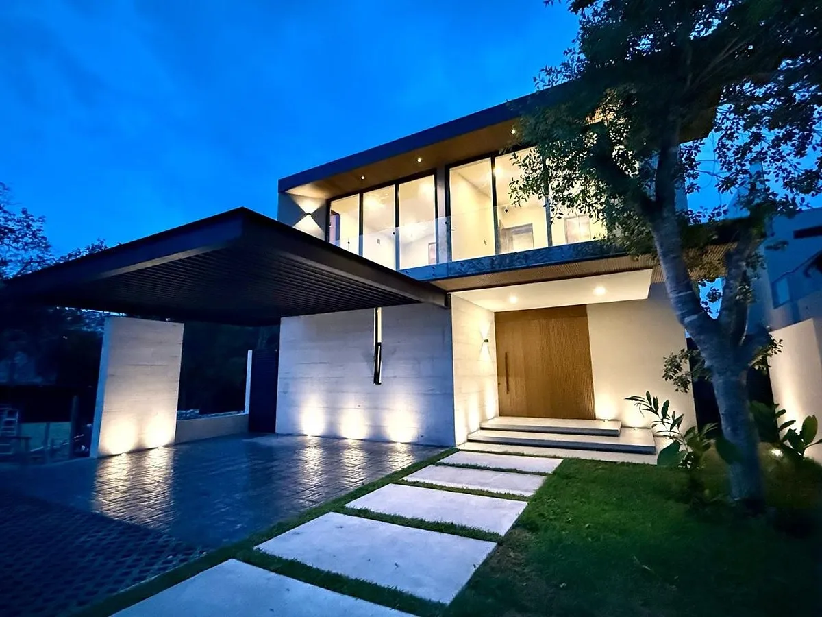 Casa en venta, en Cancún, Quintana Roo, 4 recámaras, 4 baños — Casa Frente al Lago en Venta en Lagos del Sol Cancún