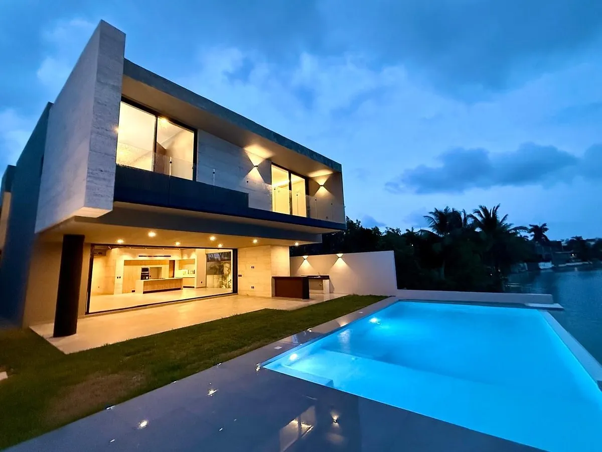 Casa en venta, en Cancún, Quintana Roo, 4 recámaras, 4 baños — Casa Frente al Lago en Venta en Lagos del Sol Cancún (foto 2)