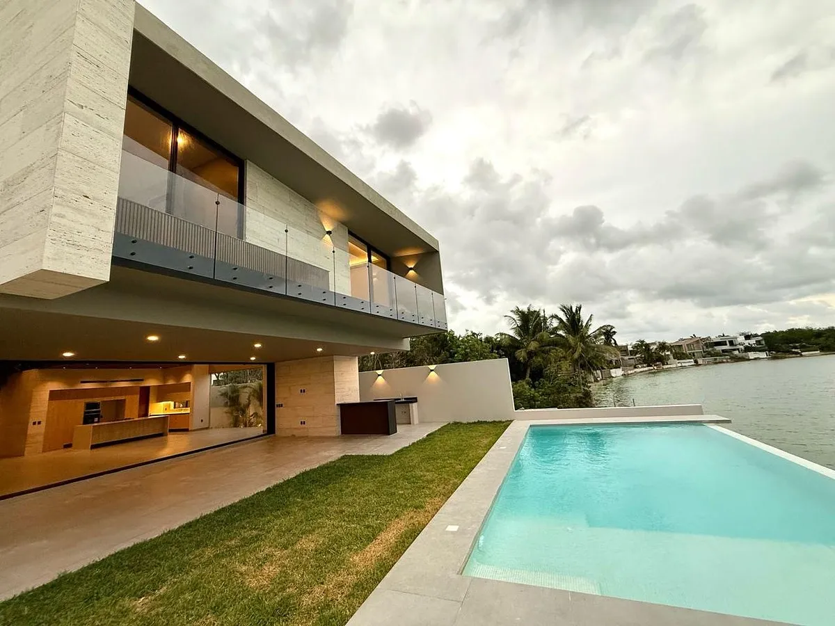 Casa en venta, en Cancún, Quintana Roo, 4 recámaras, 4 baños — Casa Frente al Lago en Venta en Lagos del Sol Cancún (foto 3)