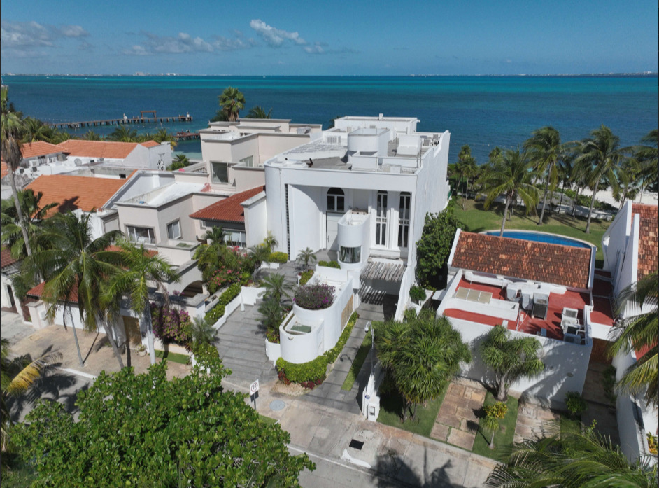 Casa en venta, en Cancún, Quintana Roo, 3 recámaras — Villa Frente al Mar en Cancún