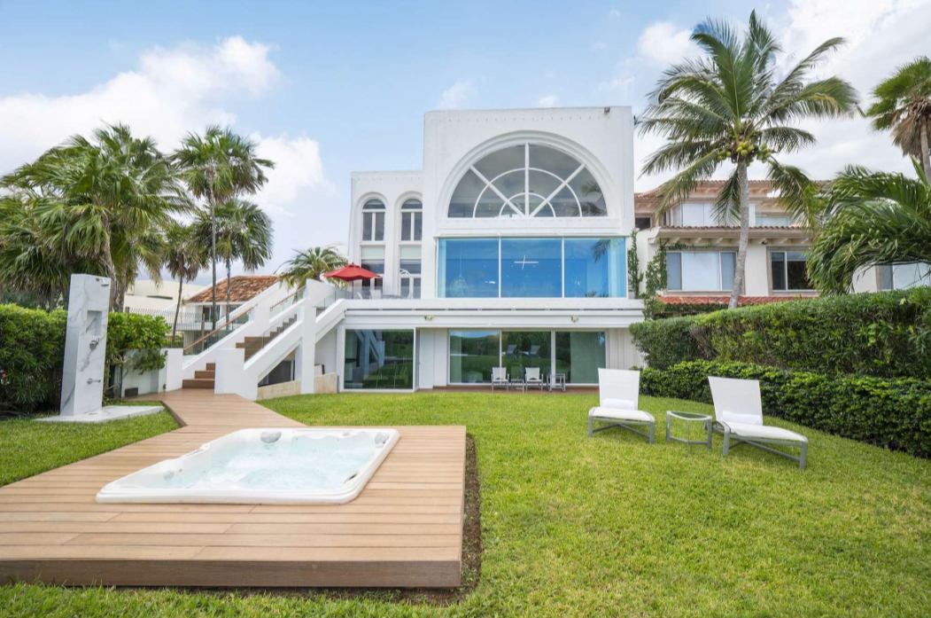 Casa en venta, en Cancún, Quintana Roo, 3 recámaras — Villa Frente al Mar en Cancún (foto 2)