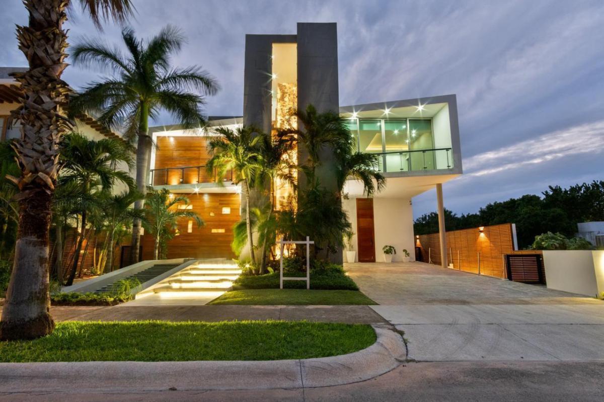 Casa en venta, en Cancún, Quintana Roo, 3 recámaras — Casa de Lujo en Puerto Cancún Frente al Canal