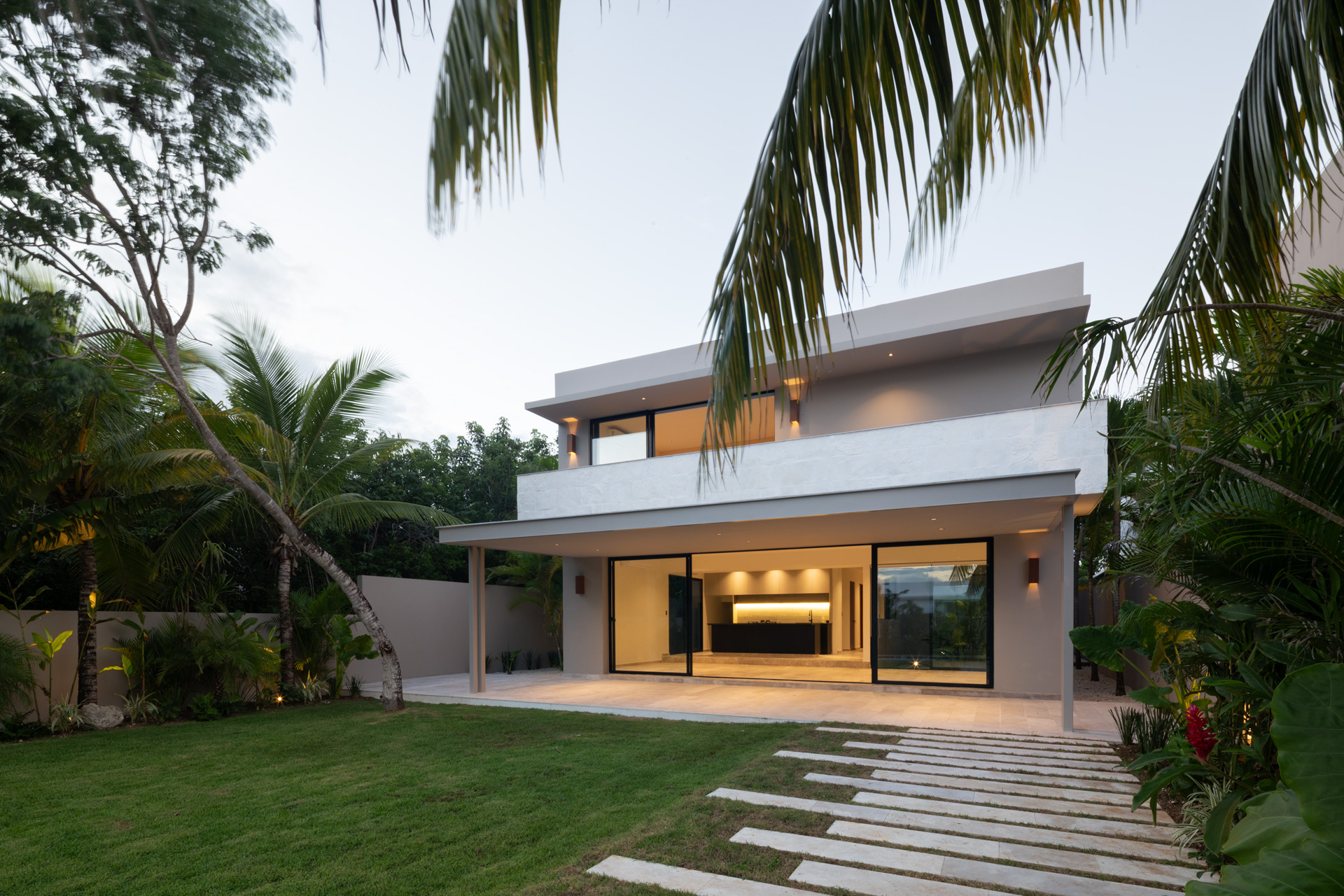 Casa en venta, en Cancún, Quintana Roo, 4 recámaras — Casa en venta Lagos del Sol Cancún frente al lago con alberca