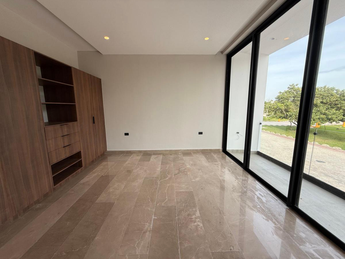 Casa en venta, en Cancún, Quintana Roo, 4 recámaras — Casa en Venta en Esquina en Lagos del Sol Cancún (foto 2)