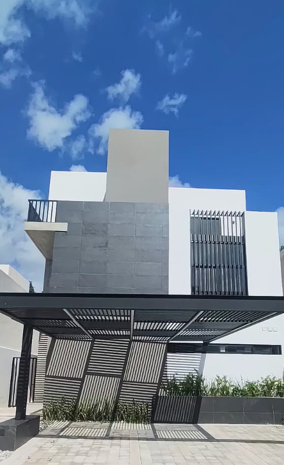 Casa en venta, en Cancún, Quintana Roo, 4 recámaras — Casa en Venta en Vía Cumbres Cancún