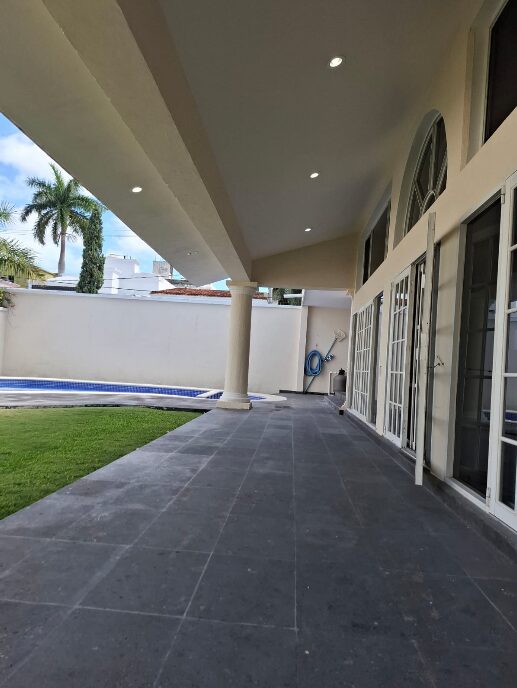 Casa en venta, en Cancún, Quintana Roo, 7 recámaras — Casa en Venta en SM 15, Cancún Centro | 870 m², 7 Recámaras, Alberca (foto 2)