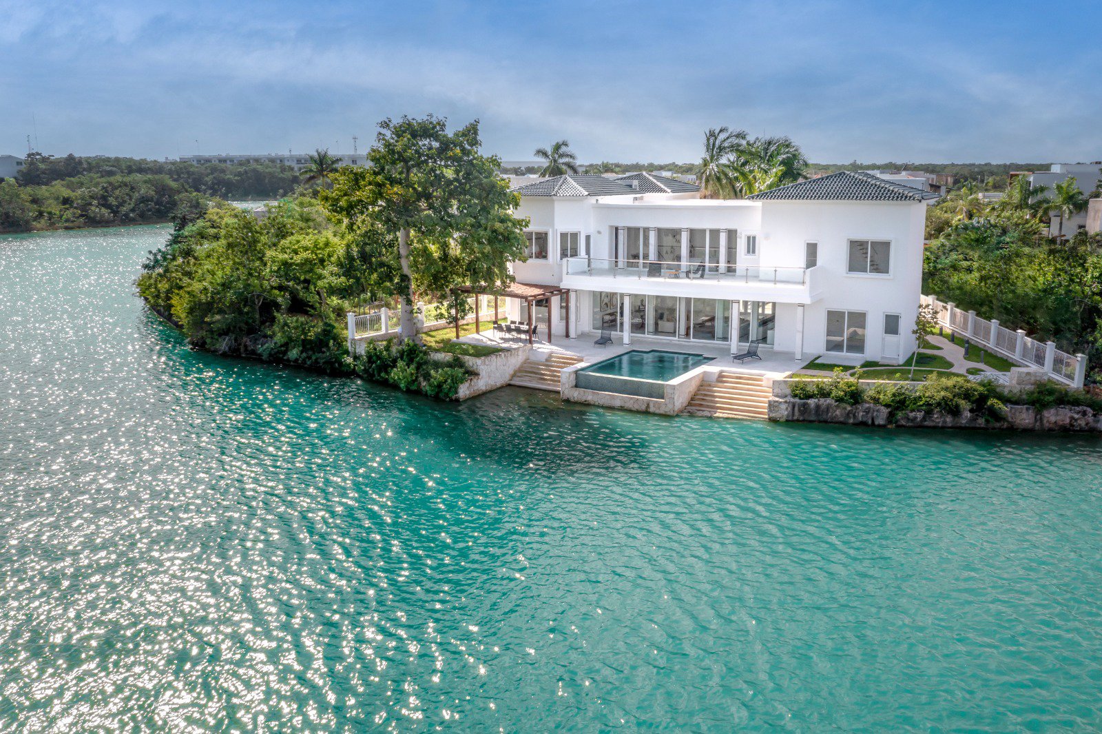 Casa en venta, en Cancún, Quintana Roo, 6 recámaras — Espectacular Villa en Lagos del Sol