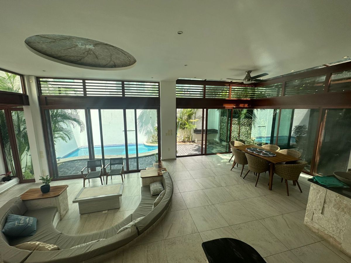 Casa en venta, en Cancún, Quintana Roo, 4 recámaras — Espectacular casa a lado de área verde (foto 2)