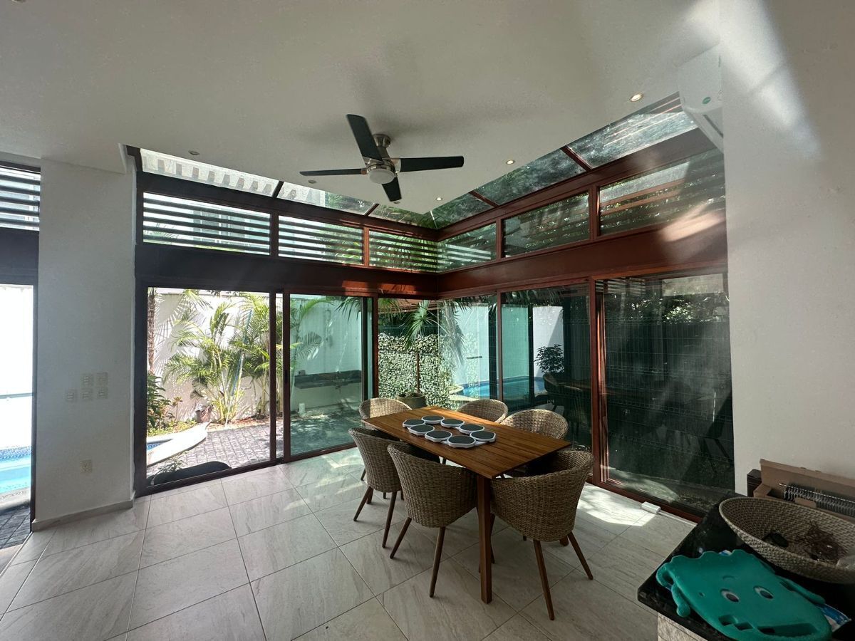 Casa en venta, en Cancún, Quintana Roo, 4 recámaras — Espectacular casa a lado de área verde (foto 3)