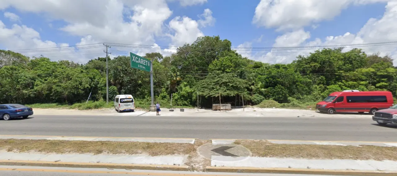 Terreno en venta, en Cancún, Quintana Roo — Terreno comercial sobre Donaldo Colosio (foto 2)