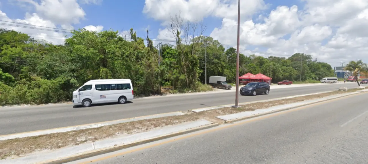 Terreno en venta, en Cancún, Quintana Roo — Terreno comercial sobre Donaldo Colosio (foto 3)