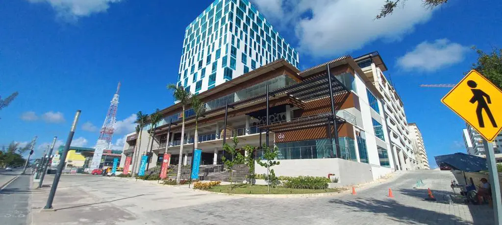 Comercial en venta, en Cancún, Quintana Roo — KUN 21°86° Plaza Comercial | Locales, Consultorios y Oficinas, Cancún