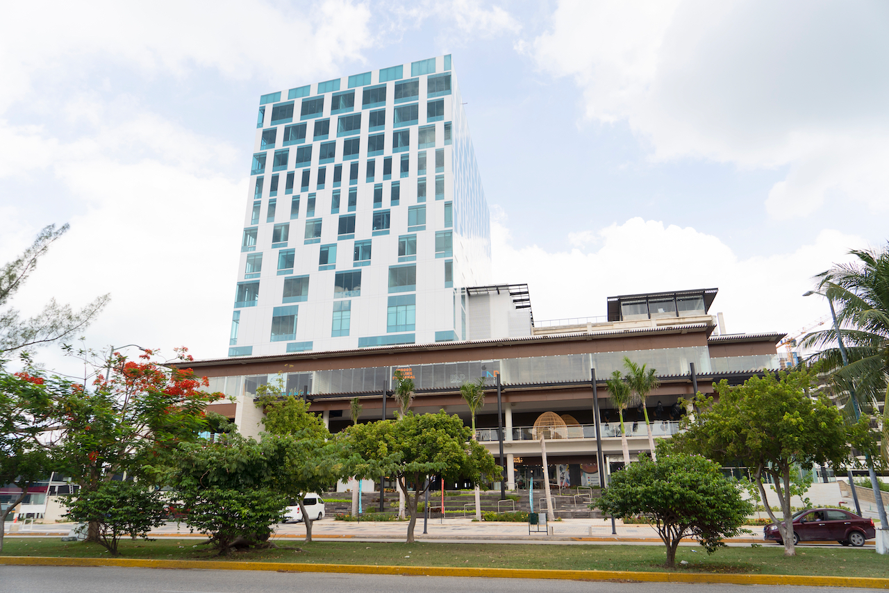 Comercial en venta, en Cancún, Quintana Roo — KUN 21°86° Plaza Comercial | Locales, Consultorios y Oficinas, Cancún (foto 2)