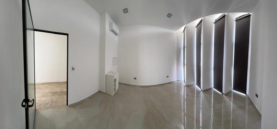 Consultorio de lujo en venta en Master Plaza, Cancún. Totalmente terminado con acabados de primera, aire acondicionado y excelente visibilidad en zona de alto flujo.