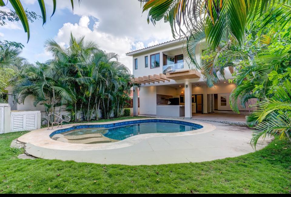 Exclusiva villa en Puerto Aventuras frente a campo de golf. 4 recámaras, 3.5 baños, alberca con cascada, paneles solares y acabados de lujo. 448 m² de construcción. Se entrega equipada.