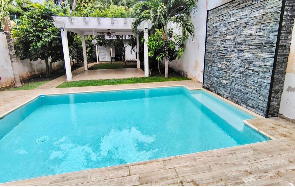 Residencia en Álamos I con 3 recámaras, alberca, jardín frutal y paneles solares. Cuenta con 3 cocheras, alarma y suavizador de agua. Excelente oportunidad de inversión.