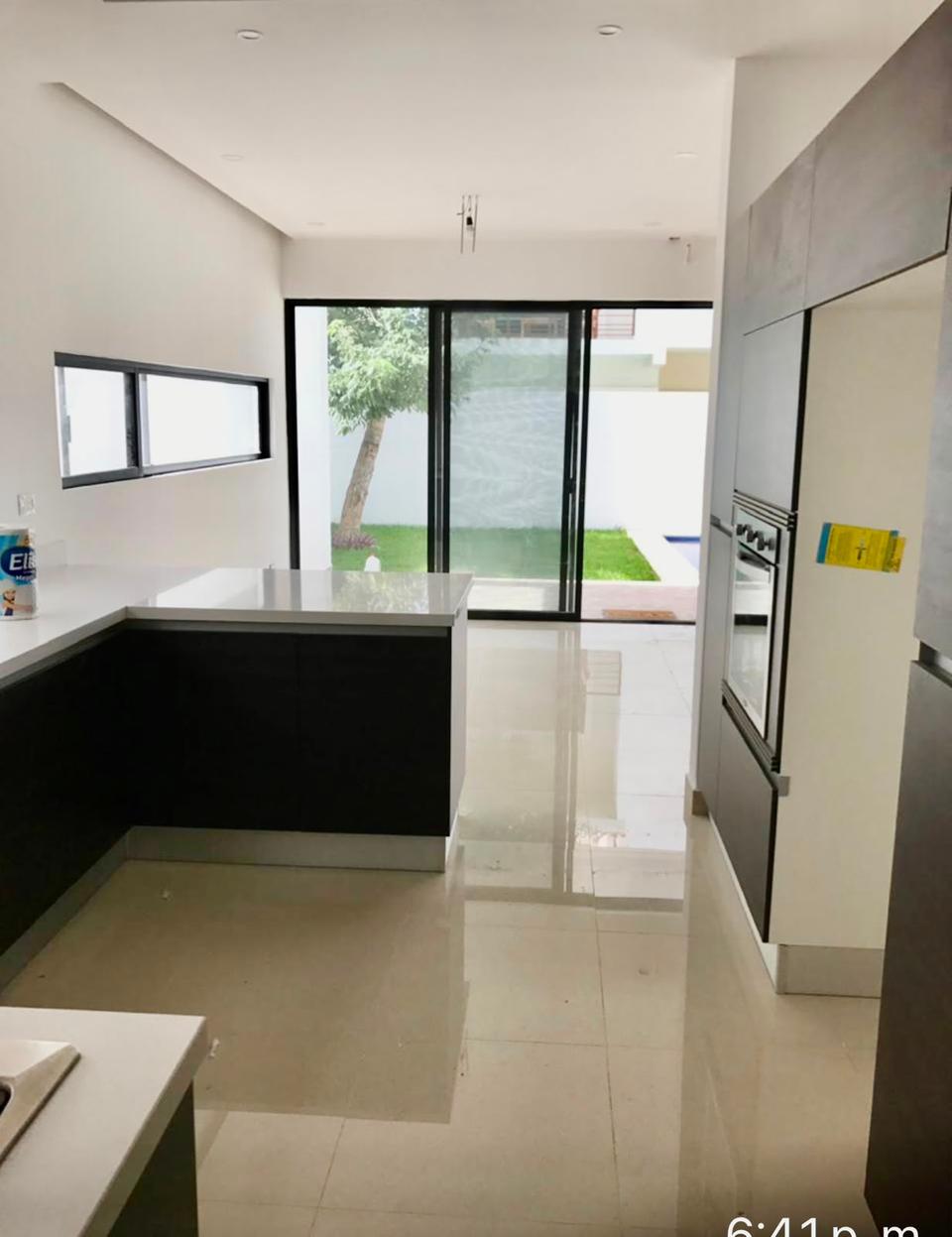 Residencia de lujo en Fraccionamiento Cumbres con 4 recámaras con baño, alberca, jardín y terraza. Superficie de 318 m2 de construcción en terreno de 295 m2.