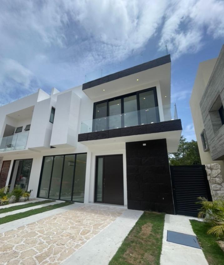 Casa nueva en Xaman-Há, Playa del Carmen. 4 recámaras, 3.5 baños, 3 niveles, alberca y rooftop privado. 220m² de construcción y 2 estacionamientos. Entrega inmediata.