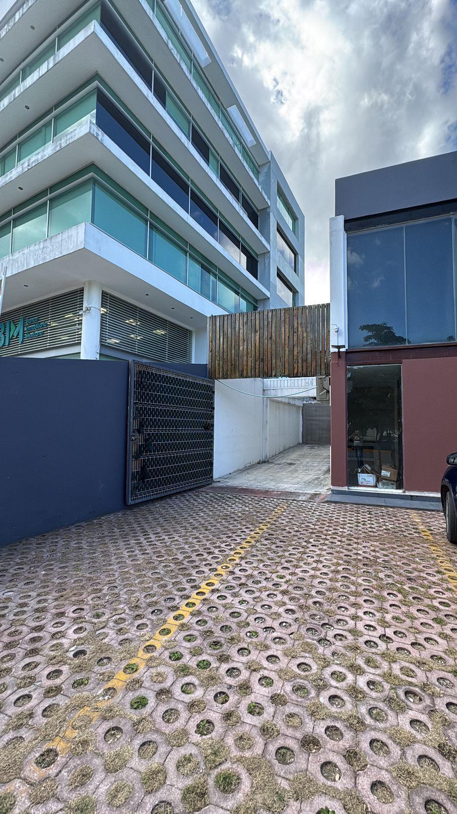 Local comercial de 160 m² en planta alta sobre Av. Bonampak, frente a Puerto Cancún. Ideal para oficinas o consultorios, incluye estacionamiento para 3 autos.