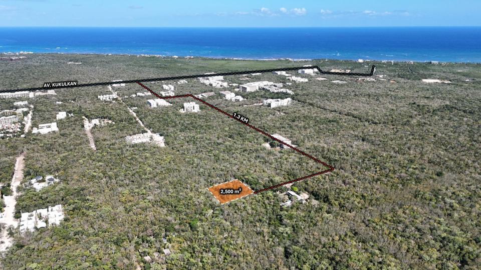 Terreno en venta de 2,500 m² en esquina ubicado en Región 08, Tulum. Cuenta con uso de suelo TH1, barda perimetral y acceso vehicular. A solo 8 minutos de la zona hotelera.